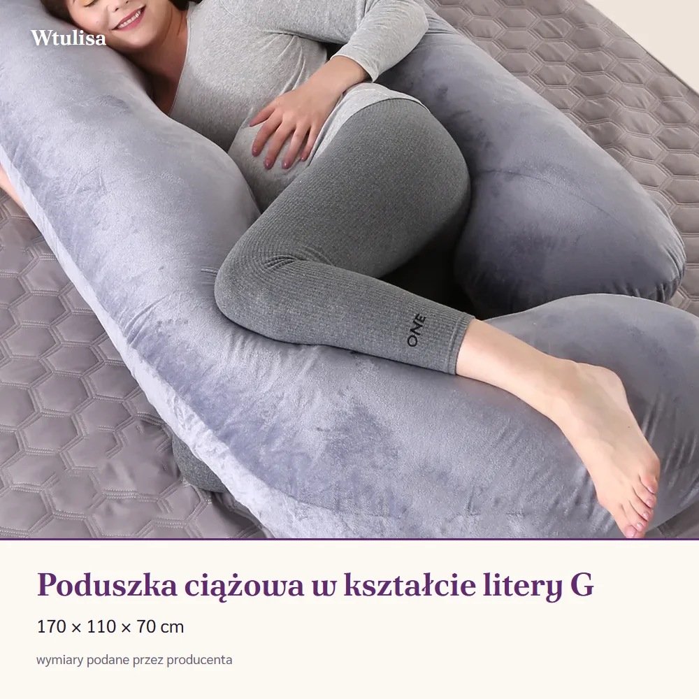 Poduszka ciążowa w kształcie litery G rozłożona na łóżku wokół śpiącej kobiety