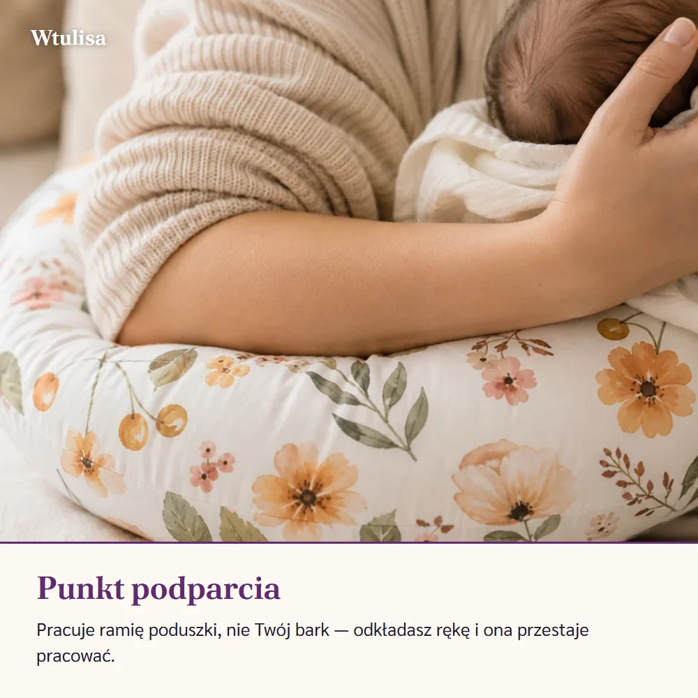 Zbliżenie na przedramię oparte na ramieniu poduszki, dłoń podtrzymuje głowę dziecka
